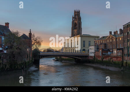 'Boston Stump', Saint Botolph, Boston, sur le Havre, La Rivière Witham, Lincolnshire, Angleterre, Assembly Rooms Batemans Britannia Inn au coucher du soleil Banque D'Images