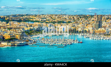 La Valette, Malte : Vue aérienne de murs de la ville. Le port de Marsamxett et Sliema Banque D'Images