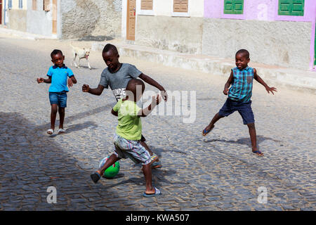 Les enfants jouer au football de rue dans le quartier résidentiel de Santa Maria, Sal, Salina, Cap Vert, Afrique Banque D'Images