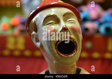 Des clowns rire à un parc d'amusement. Banque D'Images