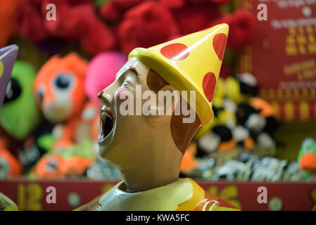 Des clowns rire à un parc d'amusement. Banque D'Images