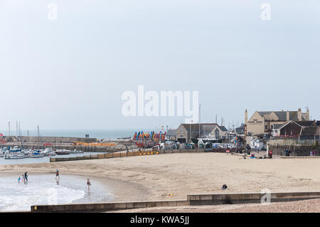 Vue sur la plage vers le port et de Cobb à Lyme Regis, dans le Dorset, Angleterre, Royaume-Uni. Banque D'Images