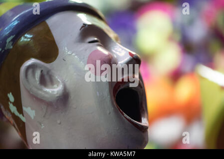 Des clowns rire à un parc d'amusement. Banque D'Images