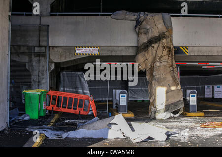 Dommages à l'plusieurs étages près de l'Echo Arena de Liverpool, après la nuit dernière, l'incendie qui a détruit des centaines de voitures. Banque D'Images