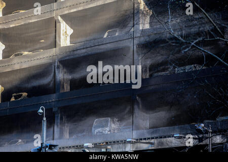 Voitures brûlées vu à l'plusieurs étages près de l'Echo Arena de Liverpool, après la nuit dernière, l'incendie qui a détruit des centaines de voitures. Banque D'Images