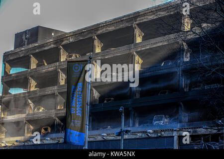 Voitures brûlées vu à l'plusieurs étages près de l'Echo Arena de Liverpool, après la nuit dernière, l'incendie qui a détruit des centaines de voitures. Banque D'Images