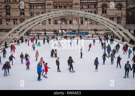 Nathan Phillips Square de Toronto patinage personnes hiver Banque D'Images