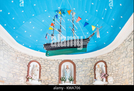 Portivy, France - 9 août 2017 : un modèle d'un ancien bateau à voile suspendu au plafond de la chapelle de Lotivy la Banque D'Images
