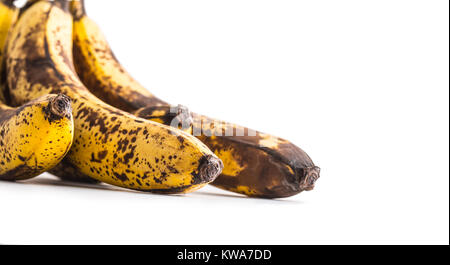 La banane. Plus de bananes mûres isolé sur blanc avec des ombres. Banque D'Images