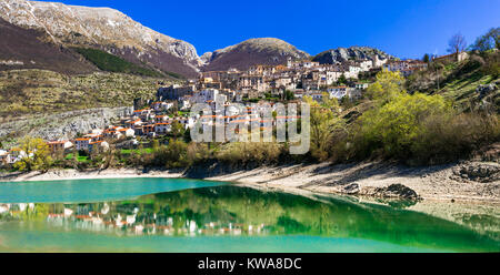 Barrea impressionnant village,vue panoramique sur le lac,Abruzzo,Italie. Banque D'Images