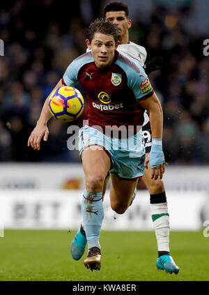 James du Burnley Tarkowski en action au cours de la Premier League match à Turf Moor, Burnley. Banque D'Images