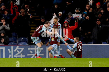 Burnley's Johann Berg Gudmundsson (façade) célèbre marquant son but premier du côté de l'gameduring la Premier League match à Turf Moor, Burnley. Banque D'Images