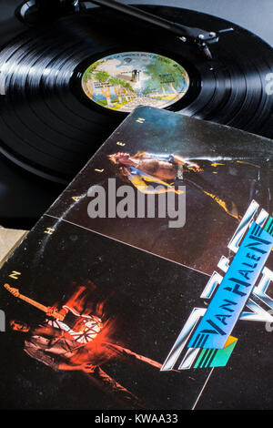 Disque vinyle - Van Halen 1978 vintage LP sur platine / record player. Stylet la lecture d'une plage, en vue de l'étiquette, couverture de l'album/le manchon long. Banque D'Images