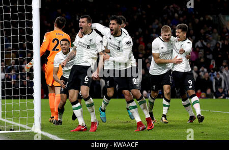 Dejan Lovren de Liverpool (deuxième à gauche), Emre pouvez (centre) et Roberto Firmino (à droite) célébrer après Liverpool's Ragnar Klavan (deuxième à droite) marque son deuxième but de côtés du jeu pendant le premier match de championnat à Turf Moor, Burnley. Banque D'Images