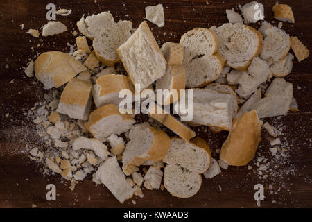 Les restes de pain et restes sur une planche à découper en bois Banque D'Images