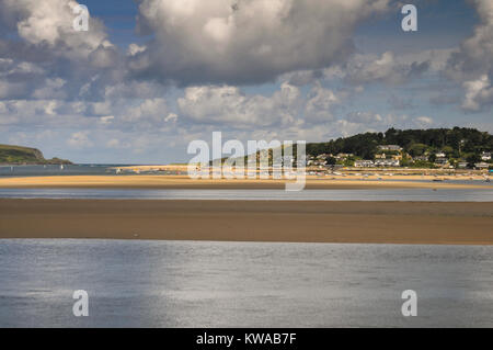 Vue sur la rivière de l'estuaire de Camel à la petite ville de Rock Cornish, England, UK Banque D'Images