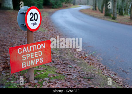 Ralentisseurs Attention 20 mph Sign in Rural Countryside Estate Banque D'Images