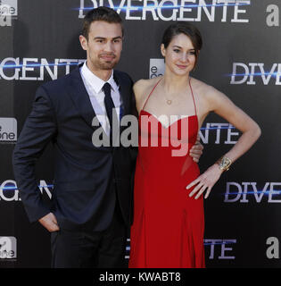 MADRID, ESPAGNE - AVRIL 03 : Theo James, Shailene Woodley et Neil Burger assister à la «divergente' premiere Callao au Cinema le 3 avril 2014 à Madrid, Espagne Les gens : Shailene Woodley Theo James Banque D'Images