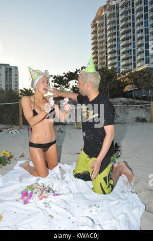 SMG Shayne Lamas Nik Richie   FLXX Perdu Bébé Coma  102 021014.jpg COUVERTURE EXCLUSIVE BREAKING NEWS - ARCHIVE PHOTOS EXCLUSIVES - ORIG PRIS 2010 À MIAMI EN FLORIDE MIAMI, FL - 10 février : histoire (TMZ) (COUVERTURE EXCLUSIVE) tragédie a frappé la famille Lamas Lorenzo Lamas --' fille Shayne (célèbre pour son passage sur "le baccalauréat) vient de perdre son bébé à partir d'une complication de la grossesse ... et freak elle est dans un coma. Le TMZ a révélé l'affaire le mois dernier -- Shayne et son mari Nik Richie (fondateur d'TheDirty.com) était enceinte de leur deuxième enfant. Shayne était de 16 semaines. Mais dimanche, à 7:35pm Banque D'Images