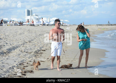 SMG Simon Cowell Lauren Silverman   FLXX Eric Cowell Beach   bébé nouveau-né 022414 07.JPG MIAMI, FL - 24 février : les nouveaux parents Simon Cowell et Lauren Silverman profitez de la plage de Miami avec leur Yorkshire Terriers, Sqiddly et Diddly. Cowell et Silverman se félicite de leur fils le jour de la Saint Valentin il y a 10 jours le 24 février 2014 à Delray Beach, en Floride. (Photo par les tempêtes Media Group) Personnes : Simon Cowell  Eric Cowell Lauren Silverman Banque D'Images