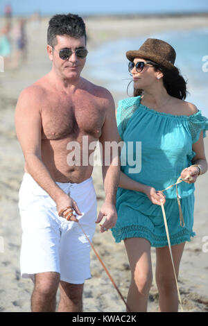 SMG Simon Cowell Lauren Silverman   FLXX Eric Cowell Beach   bébé nouveau-né 022414 11.JPG MIAMI, FL - 24 février : les nouveaux parents Simon Cowell et Lauren Silverman profitez de la plage de Miami avec leur Yorkshire Terriers, Sqiddly et Diddly. Cowell et Silverman se félicite de leur fils le jour de la Saint Valentin il y a 10 jours le 24 février 2014 à Delray Beach, en Floride. (Photo par les tempêtes Media Group) Personnes : Simon Cowell  Eric Cowell Lauren Silverman Banque D'Images