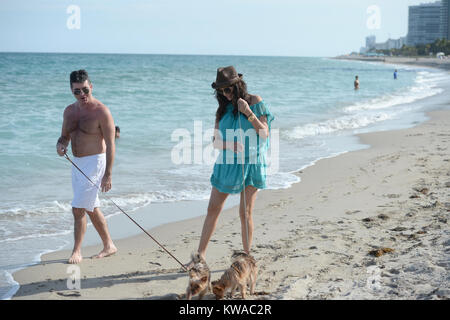 SMG Simon Cowell Lauren Silverman   FLXX Eric Cowell Beach   bébé nouveau-né 022414 14.JPG MIAMI, FL - 24 février : les nouveaux parents Simon Cowell et Lauren Silverman profitez de la plage de Miami avec leur Yorkshire Terriers, Sqiddly et Diddly. Cowell et Silverman se félicite de leur fils le jour de la Saint Valentin il y a 10 jours le 24 février 2014 à Delray Beach, en Floride. (Photo par les tempêtes Media Group) Personnes : Simon Cowell  Eric Cowell Lauren Silverman Banque D'Images