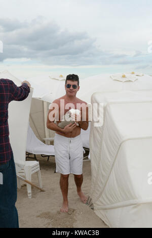 SMG Simon Cowell Lauren Silverman   FLXX Eric Cowell Beach   bébé nouveau-né 022414 24.JPG MIAMI, FL - 24 février : les nouveaux parents Simon Cowell et Lauren Silverman profitez de la plage de Miami avec leur Yorkshire Terriers, Sqiddly et Diddly. Cowell et Silverman se félicite de leur fils le jour de la Saint Valentin il y a 10 jours le 24 février 2014 à Delray Beach, en Floride. (Photo par les tempêtes Media Group) Personnes : Simon Cowell  Eric Cowell Lauren Silverman Banque D'Images