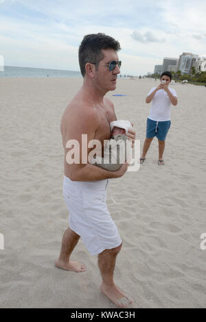 SMG Simon Cowell Lauren Silverman   FLXX Eric Cowell Beach   bébé nouveau-né 022414 28.JPG MIAMI, FL - 24 février : les nouveaux parents Simon Cowell et Lauren Silverman profitez de la plage de Miami avec leur Yorkshire Terriers, Sqiddly et Diddly. Cowell et Silverman se félicite de leur fils le jour de la Saint Valentin il y a 10 jours le 24 février 2014 à Delray Beach, en Floride. (Photo par les tempêtes Media Group) Personnes : Simon Cowell  Eric Cowell Lauren Silverman Banque D'Images