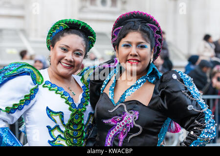 Londres, Royaume-Uni. 1er janvier 2018. Les artistes interprètes ou exécutants, les bandes et les autres participants de divertir la foule dans le Londres 2018 Défilé du Nouvel An (LNDYP), qui fait son chemin de Piccadilly, via Pall Mall et Trafalgar Square en direction de la place du Parlement, avec plus de 8 000 interprètes y compris des fanfares, des cheerleaders, les organismes de bienfaisance, les véhicules historiques et des groupes de l'arrondissements de Londres. Credit : Imageplotter News et Sports/Alamy Live News Banque D'Images