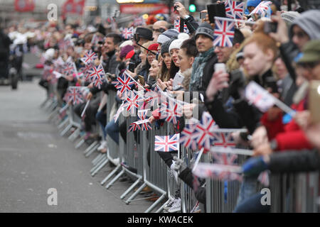 Londres, Royaume-Uni. 1er janvier 2018. Les foules se rassemblent à la défilé du Nouvel An 2018 à Londres : Crédit RM Press/Alamy Live News Banque D'Images
