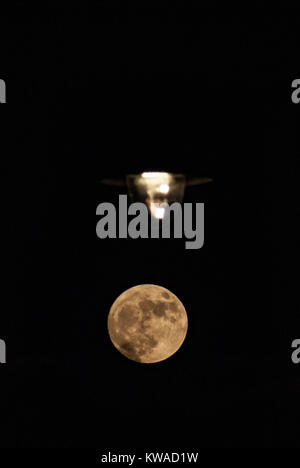 Leominster, UK. 1er janvier 2018. Météo britannique. Le La première lune de l'année et également le premier supermoon de l'année la Lune Loup est vu au-dessous d'une lumière de rue le 1er janvier 2018. Crédit : Jim Wood/Alamy Live News Banque D'Images