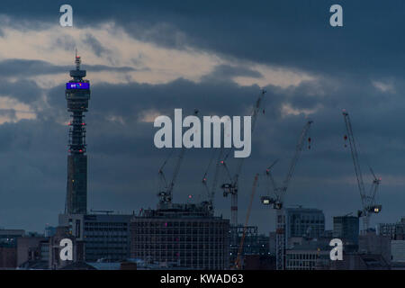 Londres, Royaume-Uni. 1er janvier 2018. Le premier coucher de soleil de la nouvelle année comme vu à partir de la plate-forme d'observation - Le jour de l'an à la Tate Modern. Crédit : Guy Bell/Alamy Live News Banque D'Images