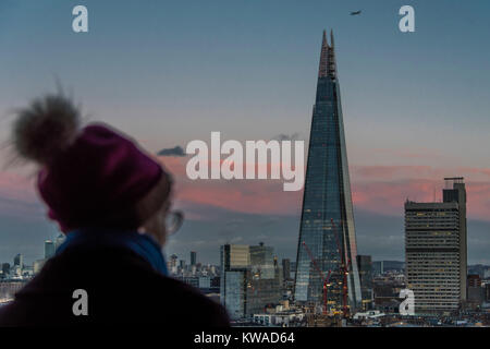 Londres, Royaume-Uni. 1er janvier 2018. Le premier coucher de soleil de la nouvelle année comme vu à partir de la plate-forme d'observation - Le jour de l'an à la Tate Modern. Crédit : Guy Bell/Alamy Live News Banque D'Images