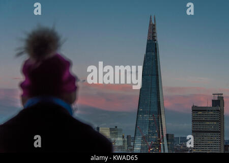 Londres, Royaume-Uni. 1er janvier 2018. Le premier coucher de soleil de la nouvelle année comme vu à partir de la plate-forme d'observation - Le jour de l'an à la Tate Modern. Crédit : Guy Bell/Alamy Live News Banque D'Images