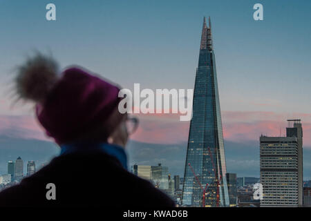 Londres, Royaume-Uni. 1er janvier 2018. Le premier coucher de soleil de la nouvelle année comme vu à partir de la plate-forme d'observation - Le jour de l'an à la Tate Modern. Crédit : Guy Bell/Alamy Live News Banque D'Images