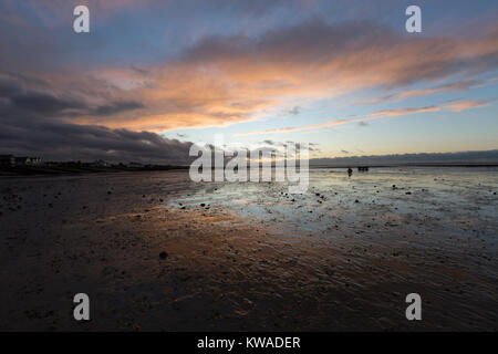 Whitstable, Kent. 1er janvier 2018. Météo britannique. Nuages Orange au cours de Whitstable Kent UK plage au coucher du soleil 1 Janvier 2018 Credit : Sue Holness/Alamy Live News Banque D'Images
