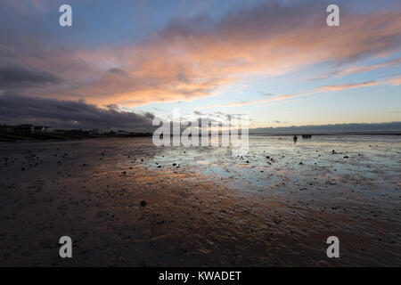 Whitstable, Kent. 1er janvier 2018. Météo britannique. Nuages Orange au coucher du soleil à réflexions Whitstable Kent UK beach New Years Day 1 Janvier 2018 Credit : Sue Holness/Alamy Live News Banque D'Images