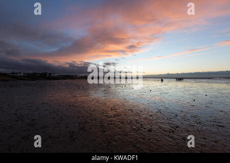 Whitstable, Kent. 1er janvier 2018. Météo britannique. Les nuages roses sur Whitstable Kent UK beach pendant le jour de l'an au coucher du soleil 1 Janvier 2018 Credit : Sue Holness/Alamy Live News Banque D'Images