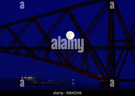 Edinburgh, Ecosse, Royaume-Uni. 06Th Jan, 2018. La pleine lune Janvier - connue sous le nom de 'wolf moon' - s'élève derrière le pont du Forth le jour de l'an, de crédit : Ken Jack/Alamy Live News Banque D'Images