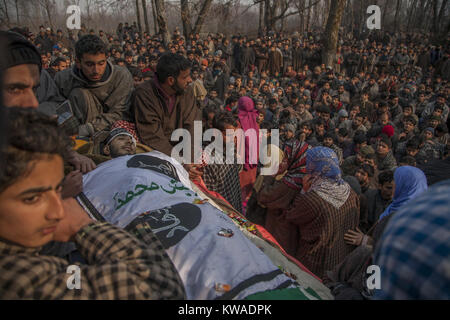 1 janvier, 2018 - tre, le Jammu-et-Cachemire, l'Inde - les musulmans du Cachemire se rassemblent autour du corps de 16 ans, Ahmad, Khandey Fardeen rebelles tués après avoir mené une attaque suicide hier, on Indian camp paramilitaire, lors de ses funérailles le 1er janvier 2018, dans la région de Central, au sud de Srinagar, la capitale d'été du Cachemire indien, l'Inde. Les deux jours de coups de feu a pris fin lundi avec la mort de cinq soldats paramilitaires indiennes et trois militants retranchés à l'intérieur de la Force de police de réserve Centeral camp sert également de centre de formation des forces du gouvernement indien intronisé pour contre-i Banque D'Images