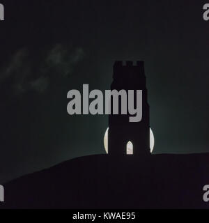 Tor de Glastonbury, Royaume-Uni. 1er janvier 2018. Météo France : le 1er janvier 2018 à 18:17 et la première Supermoon de l'année s'élève derrière Tor de Glastonbury Crédit : Niveaux d'habitation Photography/Alamy Live News Banque D'Images