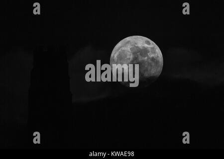 Tor de Glastonbury, Royaume-Uni. 1er janvier 2018. Météo France : le 1er janvier 2018 à 18:17 et la première Supermoon de l'année s'élève derrière Tor de Glastonbury Crédit : Niveaux d'habitation Photography/Alamy Live News Banque D'Images