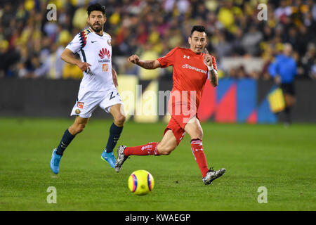 Dec 30, 2017 Le milieu de terrain Sambueza : Toluca Rubens (14) montres son passage lors de la tournée des matchs de football Ãguila entre Toluca et Club America au stade BBVA Compass à Houston, TX. Chris Brown/CSM Banque D'Images