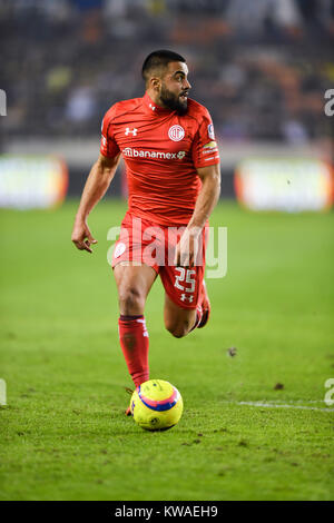 Dec 30, 2017 : le milieu de Toluca Canelo Alexis (25) cherche un homme devant le filet pendant la tournée match de football Ãguila entre Toluca et Club America au stade BBVA Compass à Houston, TX. Chris Brown/CSM Banque D'Images