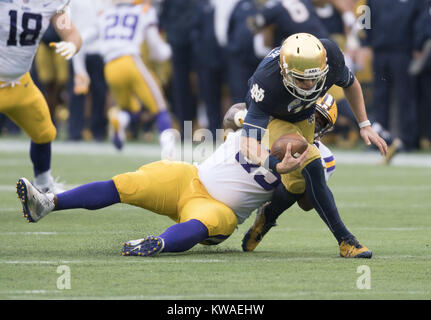 1 janvier 2018 - 1 janvier 2018- Orlando, Floride, États-Unis-LSU Ed Alexander(95) sacs Notre Dame quarterback IAN LIVRE(7) dans la première moitié du Florida Citrus Bowl au Camping World Stadium. Credit : Jerome Hicks/ZUMA/Alamy Fil Live News Banque D'Images