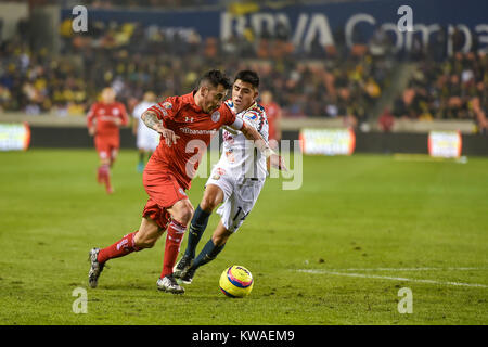 Dec 30, 2017 : le milieu de Toluca Rubens Sambueza (14) déplace le ballon sur le milieu de l'Amérique (14) Joe Corona pendant le tour des matchs de football Ãguila entre Toluca et Club America au stade BBVA Compass à Houston, TX. Chris Brown/CSM Banque D'Images