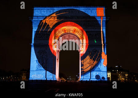 Paris, France. 31 Dec, 2017. Voir la vidéo projetée sur l'Arc de triomphe pour la nouvelle année le 31 décembre 2017 à Paris, France. Credit : Bernard Menigault/Alamy Live News Banque D'Images