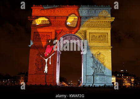 Paris, France. 31 Dec, 2017. Voir la vidéo projetée sur l'Arc de triomphe pour la nouvelle année le 31 décembre 2017 à Paris, France. Credit : Bernard Menigault/Alamy Live News Banque D'Images