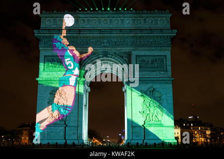 Paris, France. 31 Dec, 2017. Voir la vidéo projetée sur l'Arc de triomphe pour la nouvelle année le 31 décembre 2017 à Paris, France. Credit : Bernard Menigault/Alamy Live News Banque D'Images