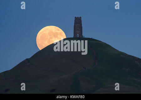 Tor de Glastonbury, Somerset, Royaume-Uni. 1er janvier 2018. Météo France : un loup lune, la première de supermoon de l'année, s'élève derrière Tor de Glastonbury, Somerset, le jour de l'an. Crédit : Stephen Spraggon/Alamy Live News Banque D'Images